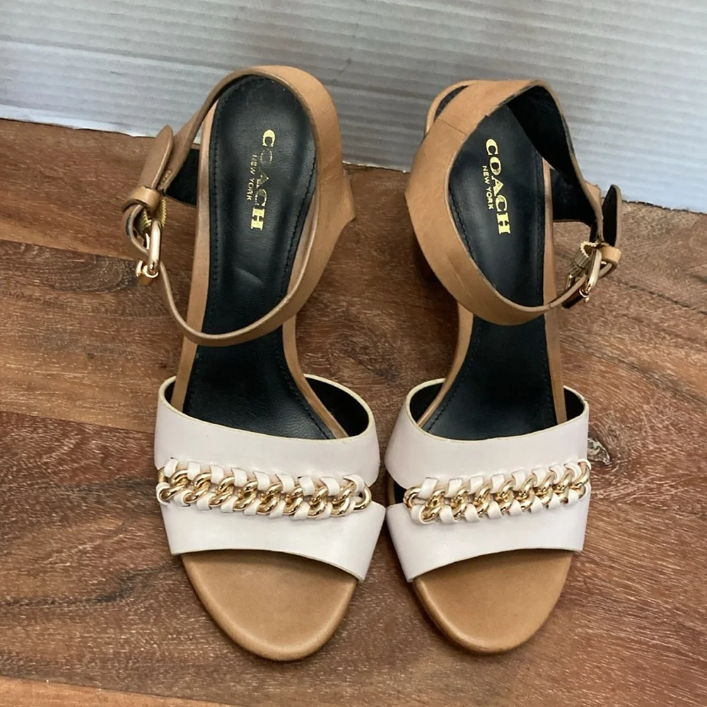 Coach SANDALS. Women's Two-Tone Tan & White Block Heel Sandal with Chain Detail. - Picture 9 of 9